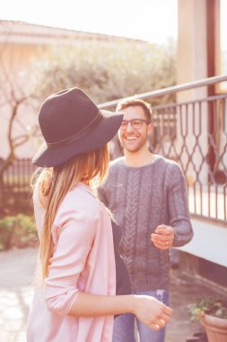 Genç hamile çift dışarıda eğleniyor. Mutluluk, aile hayatı, kaliteli zaman konsepti.