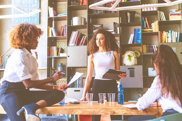 Drie Jonge Vrouwen Creatief Team Indoor Met Zakelijke Bijeenkomst Met — Stockfoto