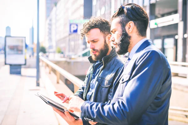 Two Men Outdoor Working Together Using Tablet Discussing — Stock Photo, Image
