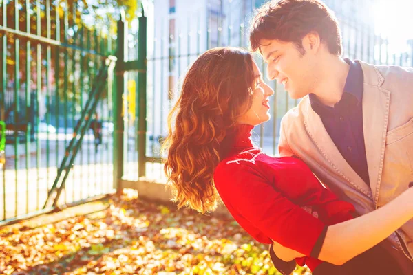 Jovem Casal Apaixonado Abraçando Sorrindo — Fotografia de Stock