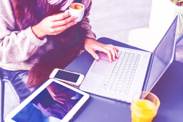 Middle Section Young Woman Using Laptop While Having Coffee — Stock Photo, Image