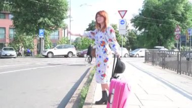4k. Genç bir kadın otostop çekiyordu. Bagajını taşıyordu.
