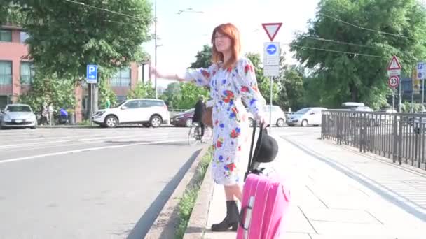 Uhd Young Woman Hitchhiking Outdoor Carrying Luggage Departure Leaving Travel — 비디오