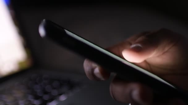 Homem Seção Meio Luz Tela Iluminada Mão Usando Negociação Telefone — Vídeo de Stock