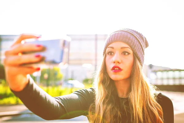 Młoda Kobieta Tysiąclecia Odkryty Przy Użyciu Smartfona Biorąc Selfie — Zdjęcie stockowe