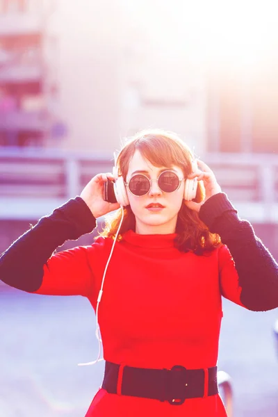 Jeune Femme Plein Air Dans Ville Écouter Musique Dans Les — Photo