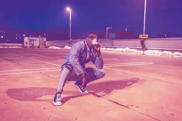 Jovem Homem Africano Livre Posando Deitado Joelho Fumando Cigarro Estilo — Fotografia de Stock