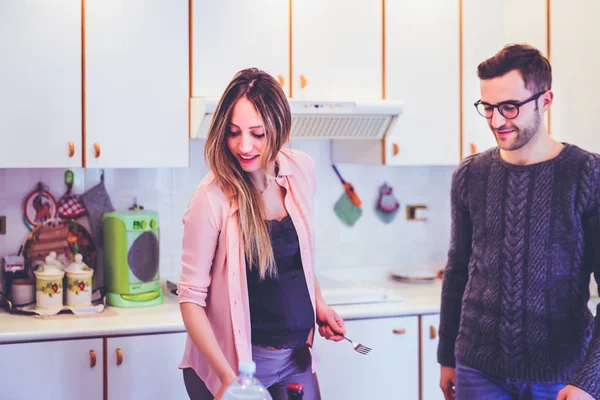 Pasangan Muda Hamil Rumah Bersenang Senang Menyiapkan Makanan Kebahagiaan Hidup — Stok Foto