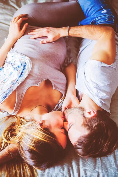 若い妊娠中のカップル屋内ベッドルームのキス 新しい生活 人生イベントのコンセプト — ストック写真
