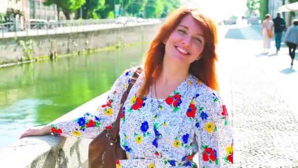 Uhd Adulto Hermosa Mujer Aire Libre Retroiluminación Mirando Cámara Sonriendo — Vídeo de stock