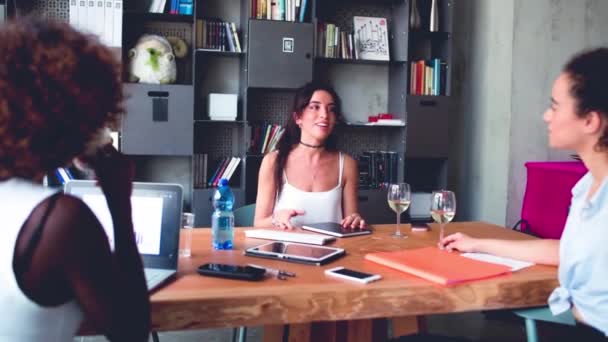 Ultra Tres Jóvenes Mujeres Multiétnicas Intercambio Ideas Negocios Entrevista Trabajo — Vídeos de Stock