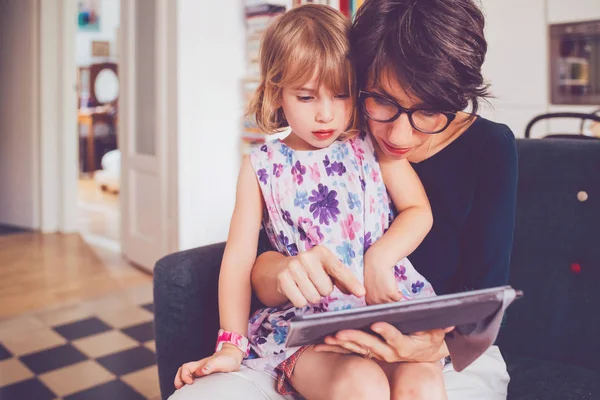 Madre Hija Interiores Usando Tableta Aprendizaje Entretenimiento Concepto Enseñanza — Foto de Stock