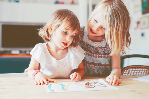 Two Female Siblings Children Indoor Drawing Paper Playing Drawing Activities — 스톡 사진