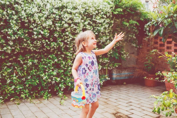 Niña Aire Libre Jugando Con Cubo Divertirse Felicidad Despreocupado Concepto — Foto de Stock