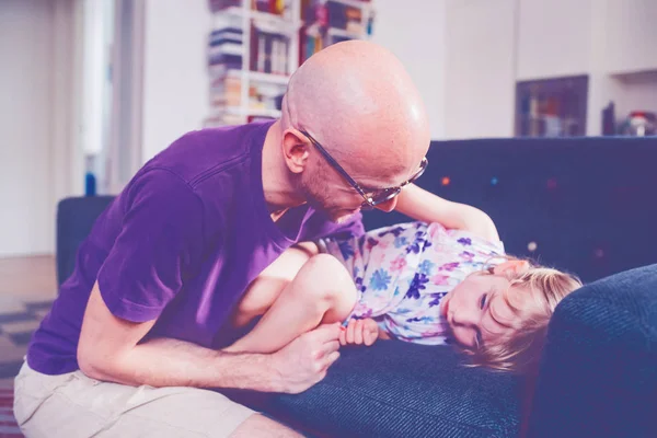 ソファの上に女性の子供を持つ父親抱っこ 結合概念 — ストック写真