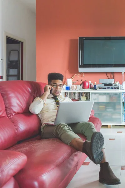 Joven Negro Hombre Interior Sofá Sentado Usando Ordenador Portátil Hablando — Foto de Stock