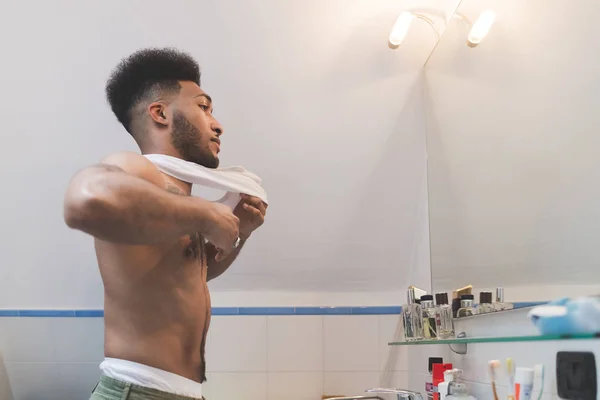 Jovem Preto Homem Interior Casa Banho Preparando Rotina Matinal Prearation — Fotografia de Stock