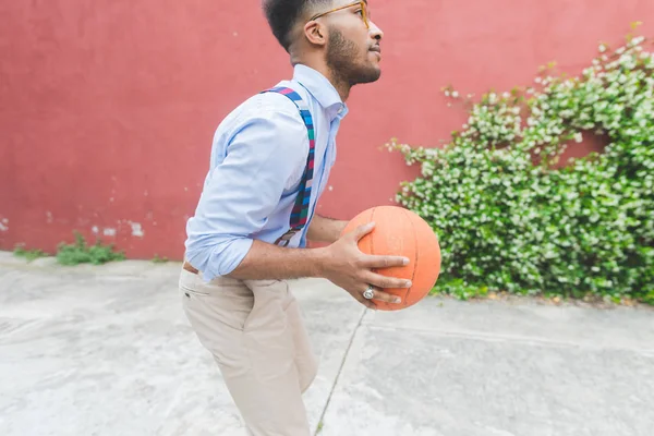 Jovem Negro Homem Livre Jogando Basquete Estilo Vida Ativo Competição — Fotografia de Stock