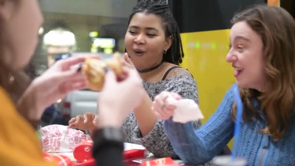 Ultra Dos Mujeres Jóvenes Multiétnicos Comer Interior Comida Rápida Comida — Vídeos de Stock