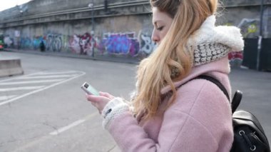 akıllı telefon kullanarak genç sarı saçlı kadın