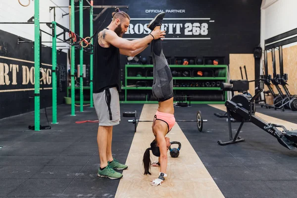 Fiatal Férfi Együtt Edz Beltéri Edzőterem Crossfit Sportos Képzési Koncepció — Stock Fotó