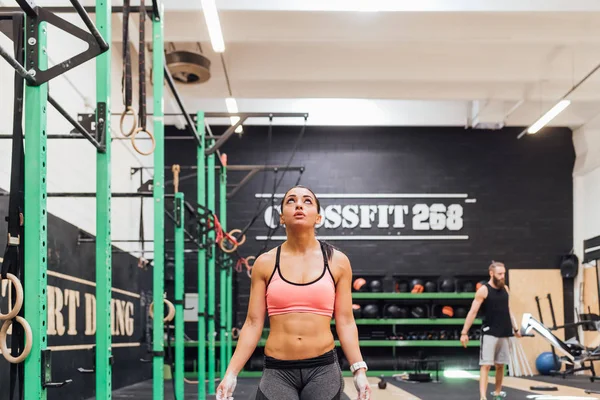 若い女性のトレーニング屋内クロスフィットジム スポーツ トレーニング 健康的なライフスタイルのコンセプト — ストック写真