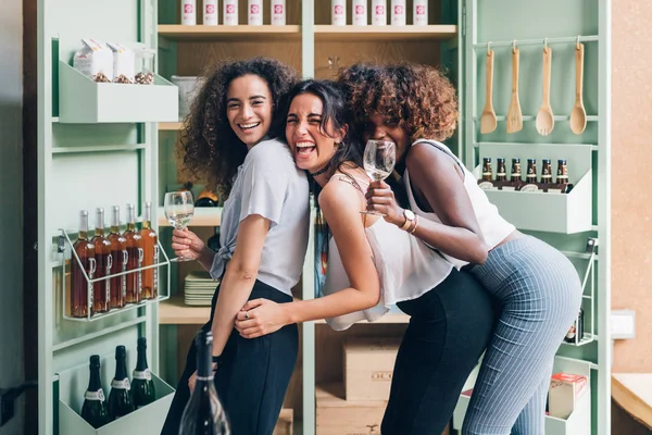 Três Mulheres Jovens Bebendo Casa Depois Trabalho Celebrando Sucesso Depois — Fotografia de Stock