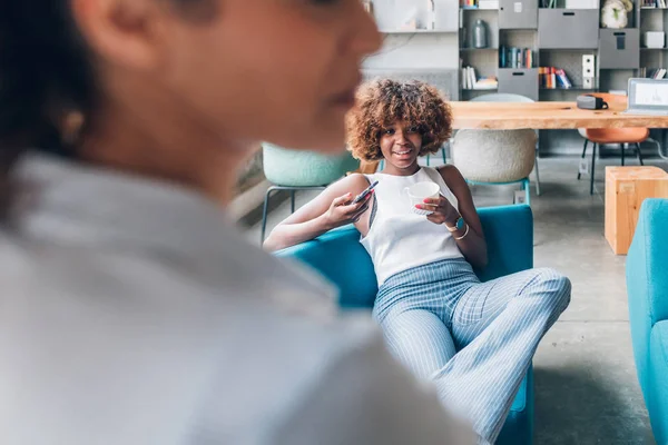 Dua Perempuan Muda Dalam Ruangan Minum Setelah Bekerja Merayakan Kesuksesan — Stok Foto