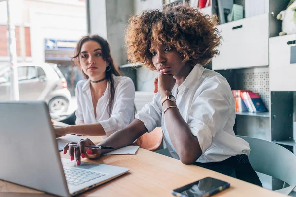 Dos Mujeres Jóvenes Equipo Creativo Que Trabajan Interiores Usando Computadora — Foto de Stock