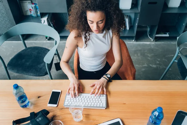 Junge Kreative Frau Die Innenräumen Schreibtisch Mit Laptop Arbeitet Remote — Stockfoto