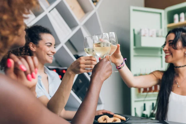 Três Jovens Mulheres Bebendo Casa Depois Trabalho Fazendo Brinde Celebrando — Fotografia de Stock