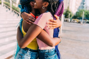 Orta bölüm iki kız kardeş dışarıda gülümsüyor - mutluluk, bağ, bakım konsepti