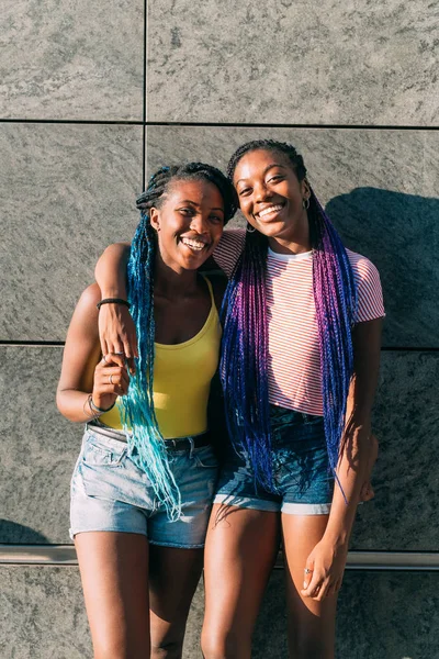 Kız Kardeş Dışarıda Poz Veriyor Kameraya Sarılıyor Gülümsüyor Mutluluk Bağ — Stok fotoğraf