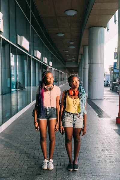 Two Women Sisters Posing Outdoor City Looking Away Day Dreaming — 스톡 사진