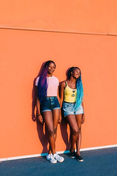 Dos Hermanas Posando Aire Libre Mirando Hacia Otro Lado Soñando —  Fotos de Stock