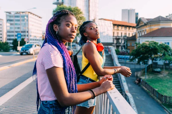 Two Women Sisters Posing Outdoor City Looking Away Day Dreaming — 스톡 사진