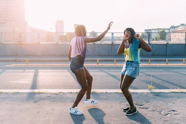 Due Sorelle All Aperto Ascoltare Musica Danza Libertà Potere Donna — Foto Stock