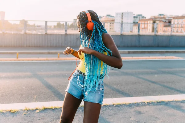 Jovem Preto Millennial Mulher Livre Ouvir Música Dançando Liberdade Poder — Fotografia de Stock