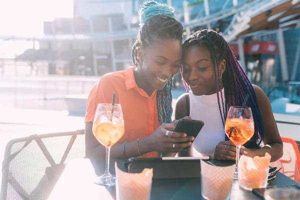 Two Women Sisters Sitting Outdoor Bar Having Happy Hour Using — 스톡 사진