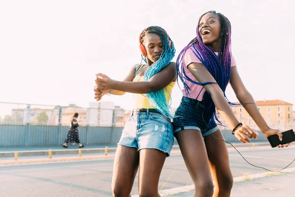 Twee Vrouwen Zusters Outdoor Luisteren Muziek Dansen Vrijheid Vrouw Macht — Stockfoto
