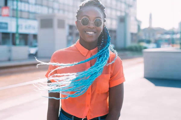 Portre Genç Siyah Kadın Arka Işık Görünümlü Kamera Gülümsüyor Huzur — Stok fotoğraf