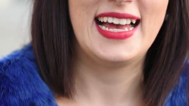 Zeitlupe Extreme Nahaufnahme Frauenmund Mit Stechend Lächelndem Glück Unbeschwertes Heiteres — Stockvideo