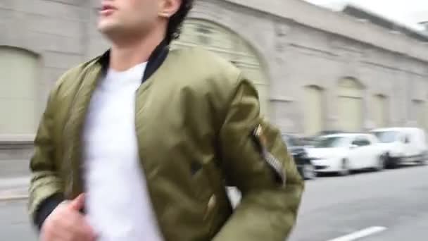 街を走るハンサムな若者 — ストック動画