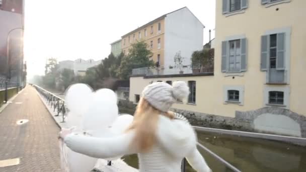 Jovem Mulher Cabelo Loiro Caucasiano Cidade Brincando Com Balões Brancos — Vídeo de Stock