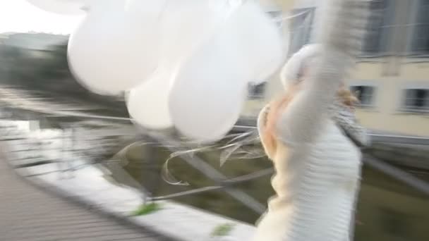 Junge Kaukasisch Blonde Haarfrau Der Stadt Läuft Mit Weißen Luftballons — Stockvideo