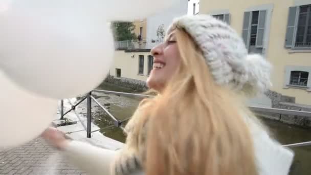 Νέος Καυκάσιος Ξανθιά Γυναίκα Μαλλιά Στην Πόλη Παίζοντας Λευκά Μπαλόνια — Αρχείο Βίντεο