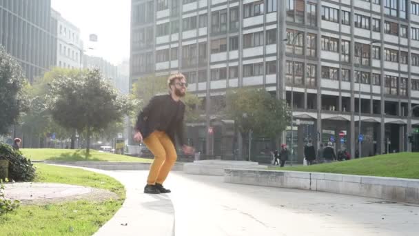 若いハンサムなビジネスマンは 街のバックライト スローモーションでジャンプ — ストック動画