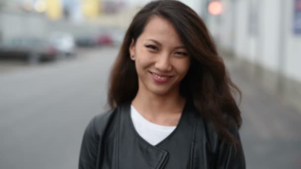 Hermosa Joven Asiática Mujer Sonriendo Ciudad — Vídeos de Stock