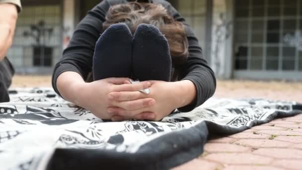 Jovem Mulher Esportiva Alongamento Aptidão Livre Vida Verde Conceito Bem — Vídeo de Stock