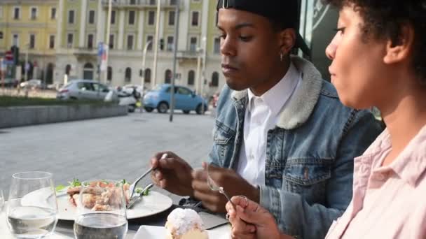 年轻的多民族夫妇在户外咖啡馆 男人喂女人 — 图库视频影像